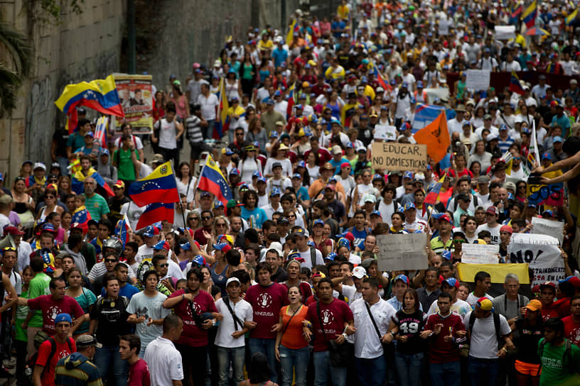Студенты на протестах против Николаса Мадуро в Каракасе в 2014 году