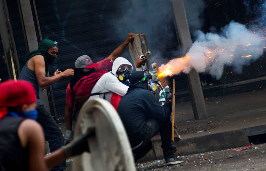 Протестующие в масках и с зажигательными смесями в Каракасе в 2014 году
