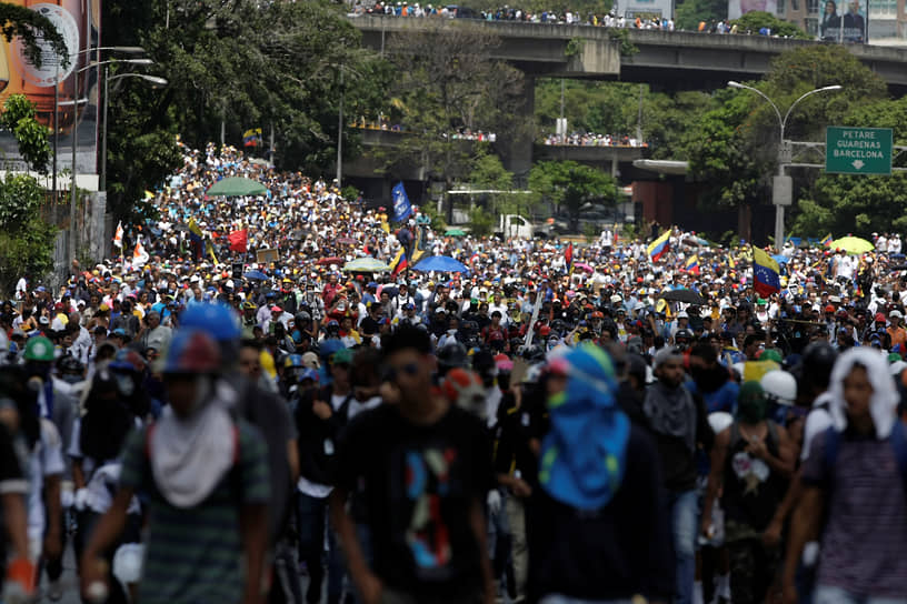 Марш протестующих в Каракасе в 2017 году