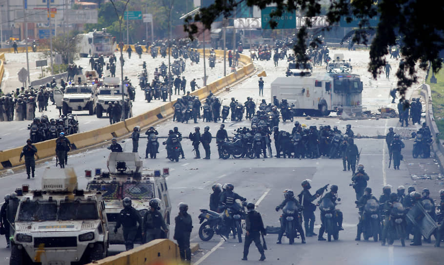 Боливийская нацгвардия блокирует протестующих на дороге в Каракасе в 2017 году