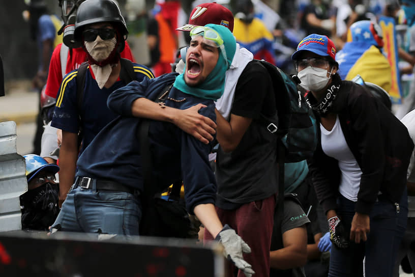 Митингующие на протестах против внесения изменений в конституцию Венесуэлы в 2017 году
