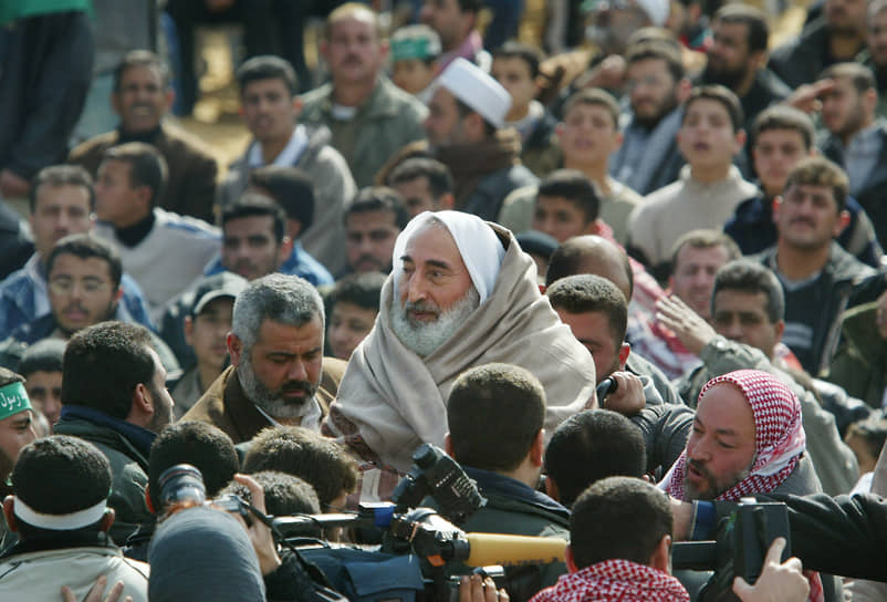 Хания был близок к одному из основателей и духовному лидеру «Хамаса» шейху Ахмеду Ясину (на фото в центре). С 1997 года Исмаил Хания (слева от шейха) возглавлял его канцелярию. Ясин был убит 22 марта 2004 года в секторе Газа