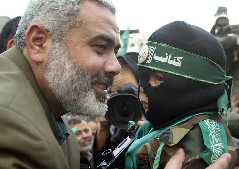 14 июня 2007 года после силового захвата власти в секторе Газа боевиками «Хамаса» Махмуд Аббас распустил правительство Исмаила Хании, но тот признал указ о роспуске незаконным. Фактически сектор Газа стал анклавом, неподконтрольным палестинским властям во главе с Махмудом Аббасом