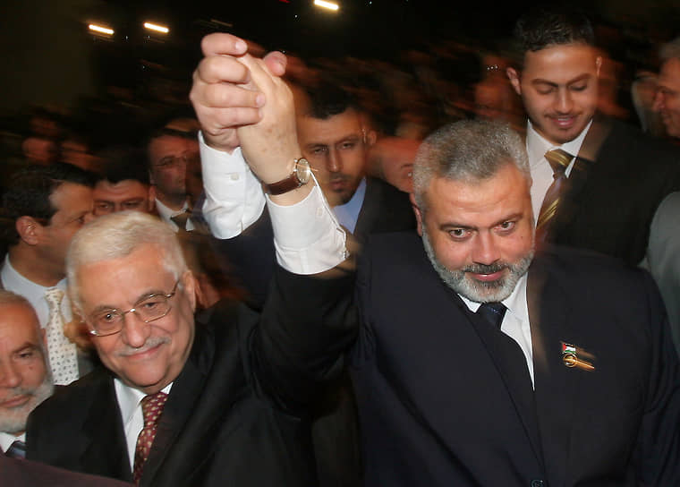В феврале 2006 года глава Палестинской национальной администрации Махмуд Аббас (на фото слева) утвердил Исмаила Ханию премьер-министром ПНА