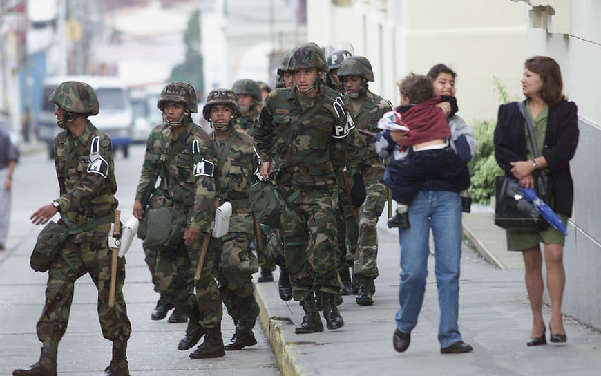 Жительницы Венесуэлы с ребенком и военные недалеко от границы с Колумбией