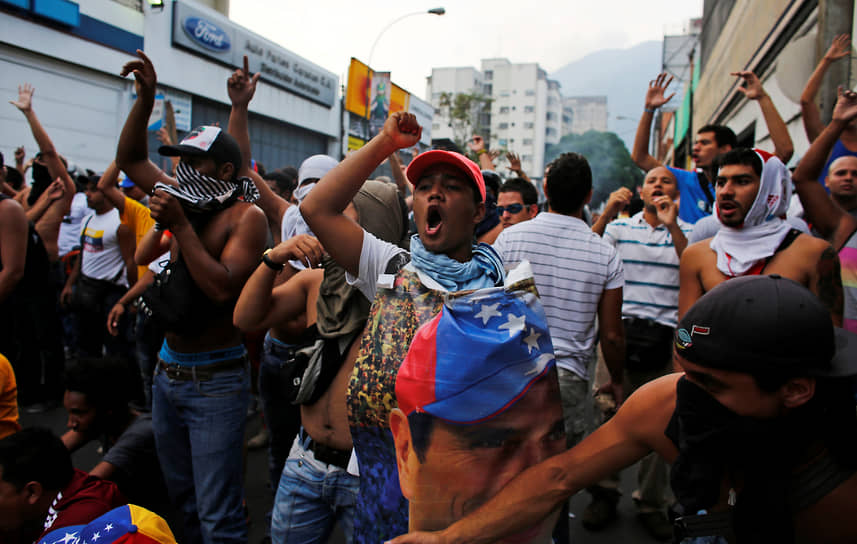 Сторонники Энрике Каприлеса блокируют улицу в ходе демонстрации в Каракасе в 2013 году