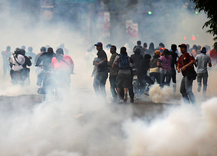 Сторонники Энрике Каприлеса на протестах в Каракасе в 2013 году