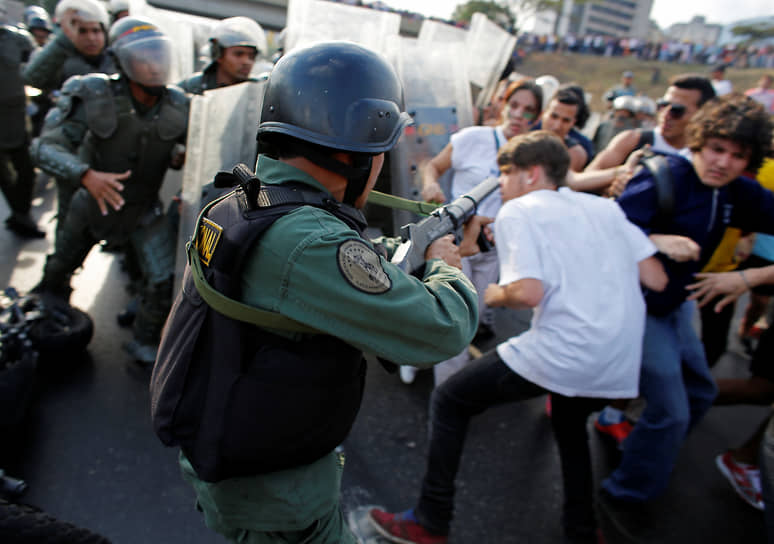 Столкновение сторонников Энрике Каприлеса с силовиками в Каракасе в 2013 году