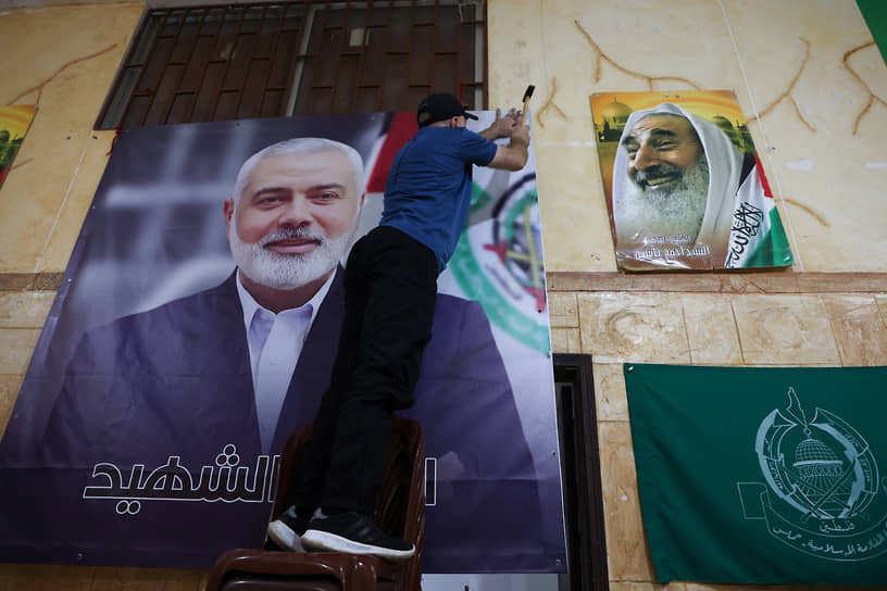 Плакат с политическим лидером «Хамаса» Исмаилом Ханией в Ливане