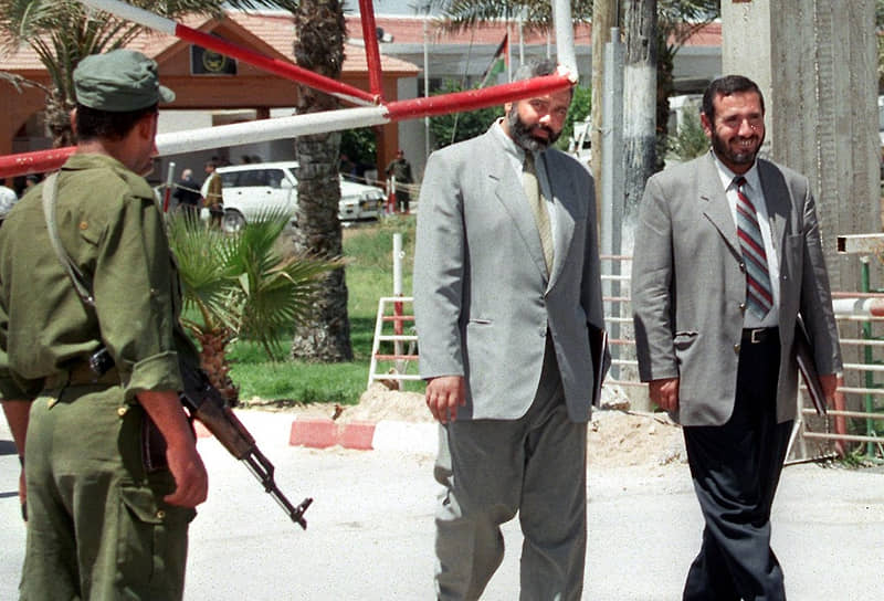 В марте 2004 года Исмаил Хания стал одним из руководителей «Хамаса», возглавив деятельность организации в секторе Газа&lt;br>
На фото: Хания (слева) с одним из лидеров «Хамаса» Исмаилом Абу Шанабом
