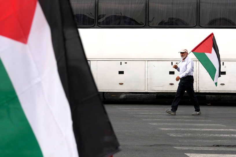 Участник церемонии прощания с флагом Палестины