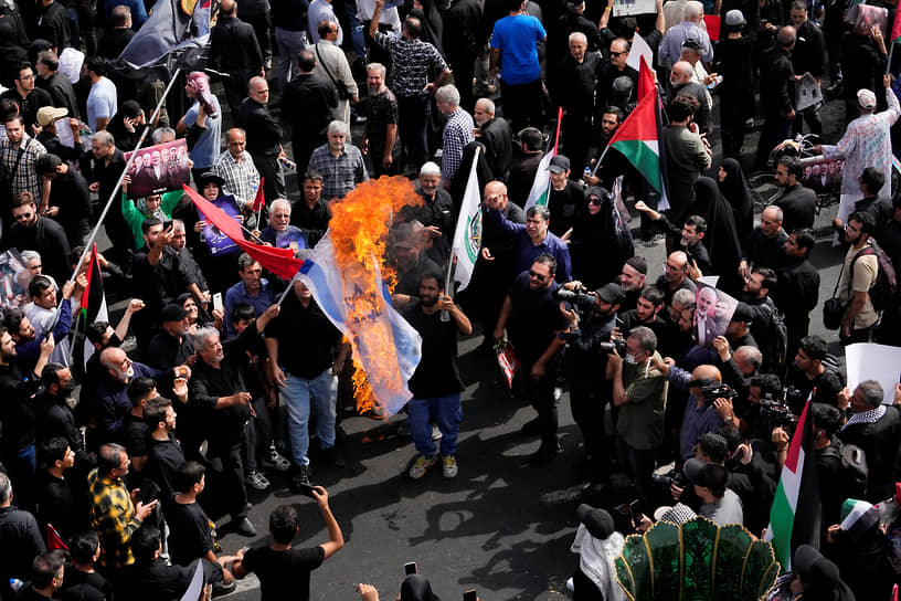 Участники митинга сжигают флаг Израиля