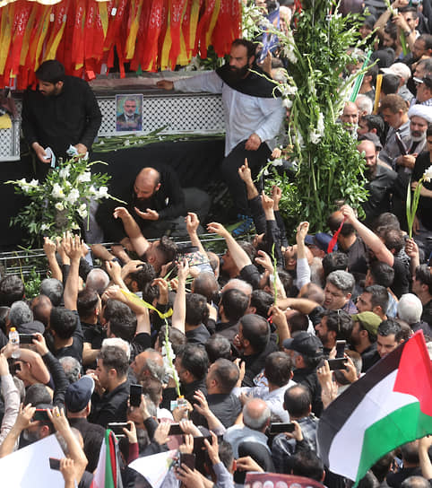 В иранской столице прошли митинги в поддержку «Хамаса» и с осуждением действий Израиля и США. Спикер парламента Ирана Мохаммад Багер Галибаф и представитель «Хамаса» Халиль аль-Хайя выступили перед толпами скорбящих в Тегеране