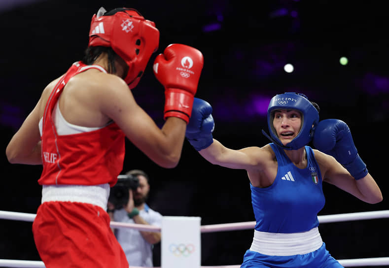 Итальянка Анджела Карини (в синей форме) вышла на бой против спортсменки из Алжира Иман Хелиф