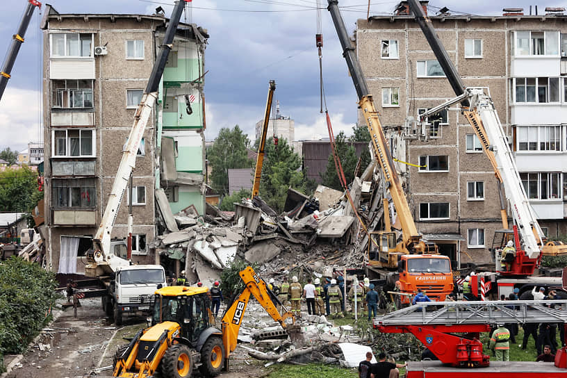 Нижний Тагил. Разбор завалов сотрудниками МЧС на месте обрушения подъезда жилого дома 