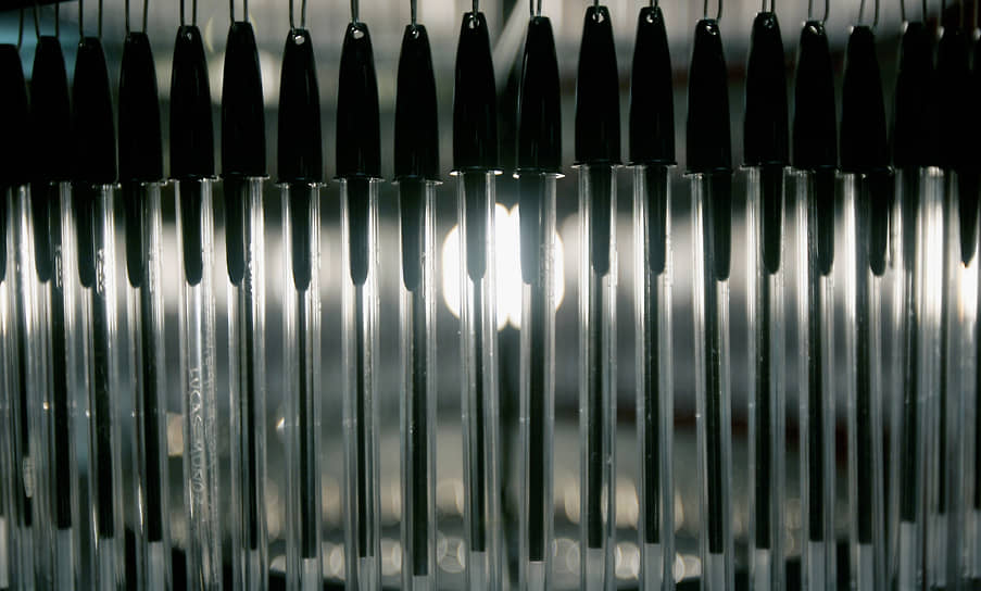 Люстра, сделанная из ручек Bic, была представлена на выставке «100 лет пластика» в Музее науки 22 мая 2007 года в Лондоне