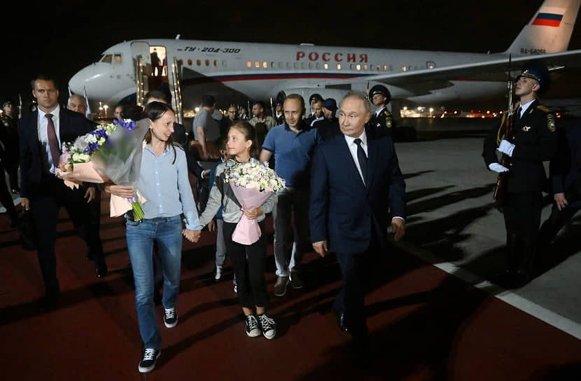Президент РФ Владимир Путин встречает в аэропорту обменянных россиян