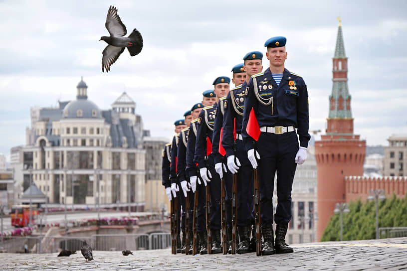 Москва. Военнослужащие на Красной площади участвуют в праздничных мероприятиях, посвященных дню ВДВ