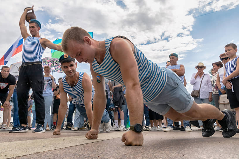 Гуляния бывших десантников в Санкт-Петербурге
