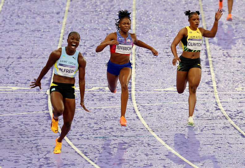 Финал на 100 метров среди женщин. Джульен Альфред из Сент-Люсии пересекает финишную черту и выигрывает