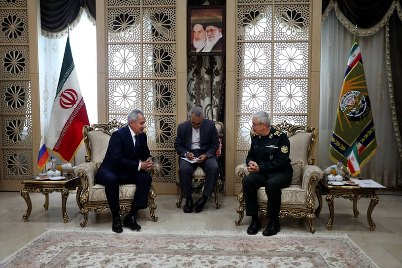 Начальник Генштаба ВС Ирана Мохаммад Хоссейн Багери (справа) и секретарь Совета безопасности РФ Сергей Шойгу на переговорах в Тегеране