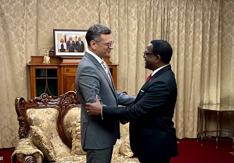 Министр иностранных дел Украины Дмитрий Кулеба (слева) и президент Малави Лазарус Чаквера
