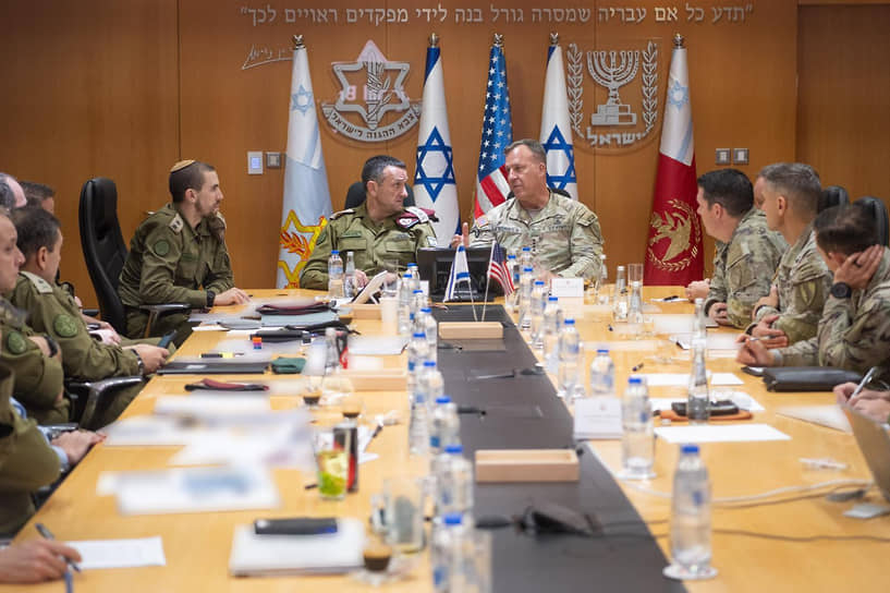 Глава Центрального командования вооруженных сил США Майкл Курилла (в центре справа) приехал в Израиль по приглашению главы Генерального штаба израильской армии Герци Халеви