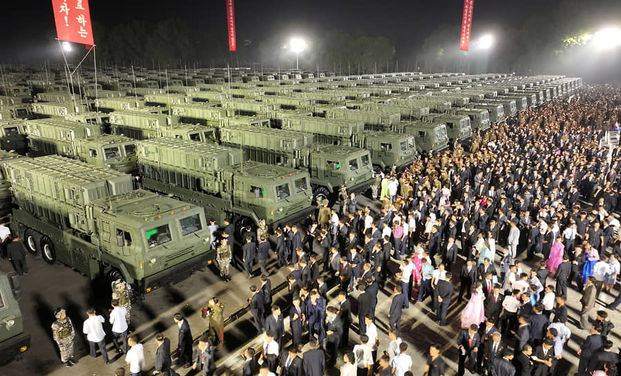 Торжественная церемония передачи в распоряжение вооруженных сил сразу 250 пусковых установок тактических баллистических ракет 