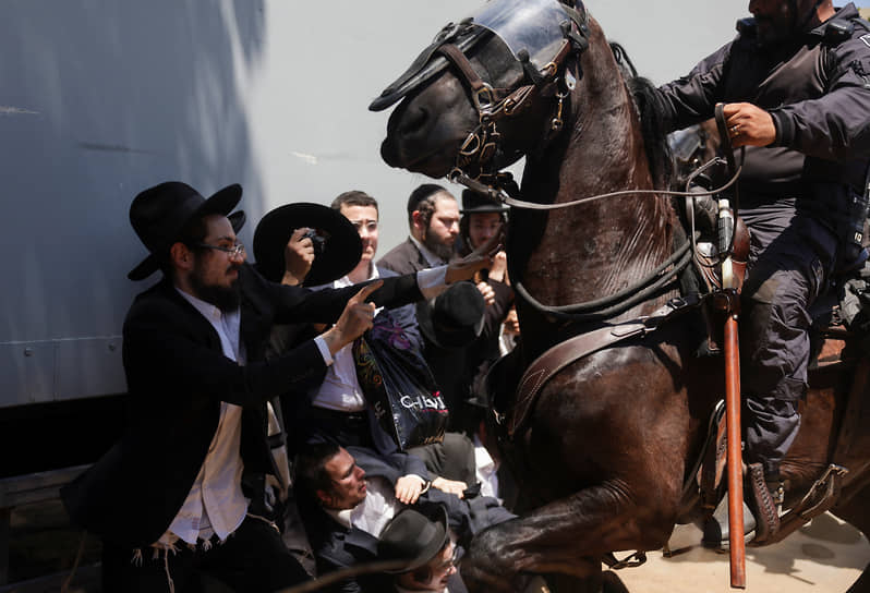 Рамат-Ган, Израиль. Столкновение полиции с участниками демонстрации против отмены отсрочки от призыва в армию для ультраортодоксальных евреев
