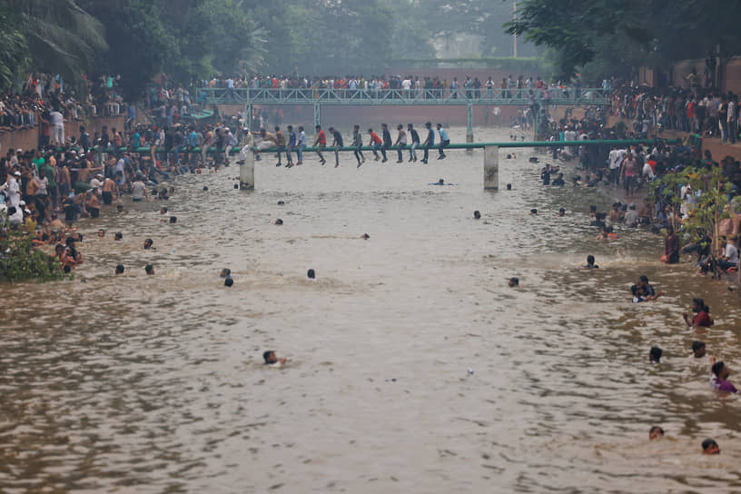 Дакка. Купающиеся в озере бангладешцы на территории резиденции экс-премьера Шейх Хасины, бежавшей из страны
