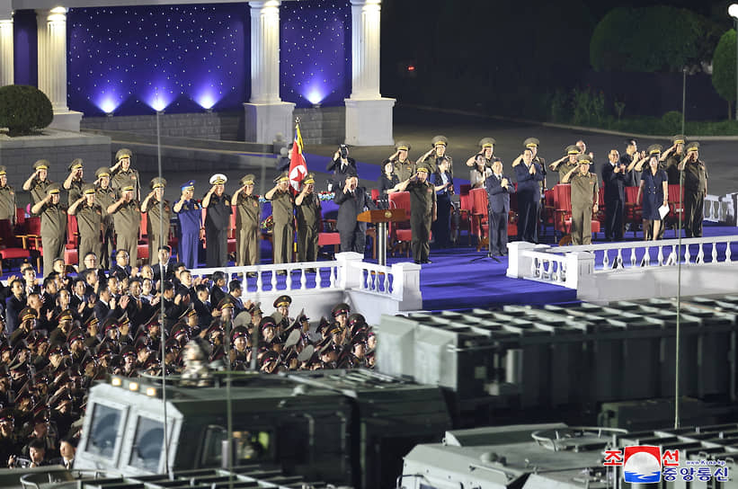 Ким Чен Ын на торжественном мероприятии, посвященном доставке новых тактических баллистических ракет войскам КНДР