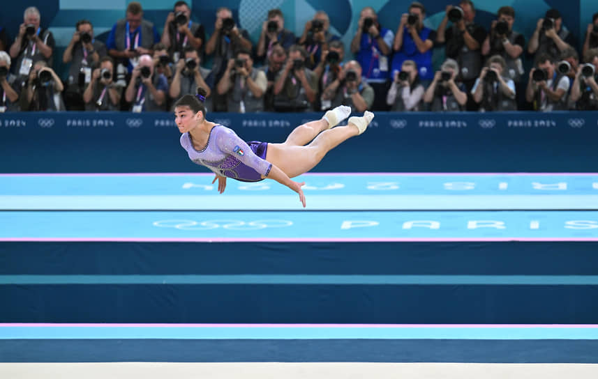 Париж. Итальянская гимнастка Манила Эспозито на соревнованиях по спортивной гимнастике во время Олимпийских игр