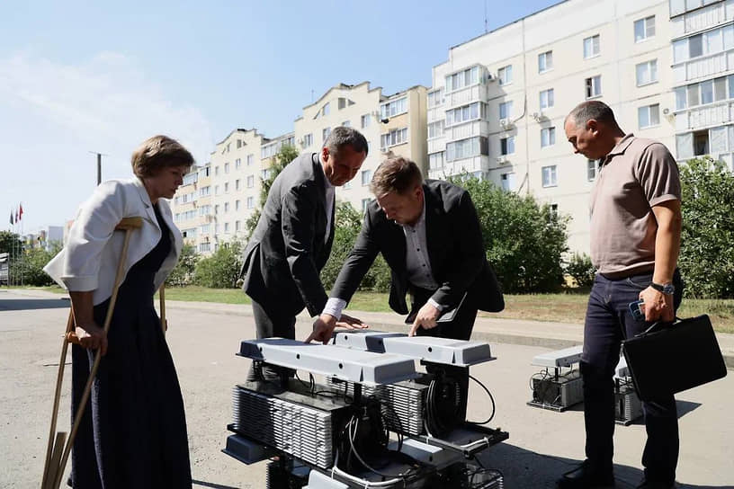 21 августа губернатор Белгородской области Вячеслав Гладков (второй слева) принял от «Народного фронта» средства РЭБ, которые установят на пассажирские автобусы в приграничных с Украиной районах 