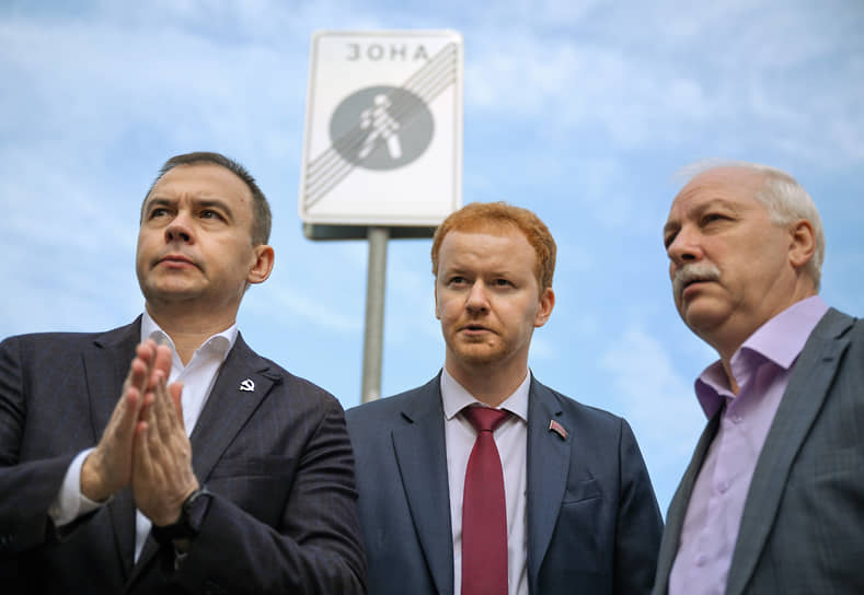 Москва. Слева направо: первый заместитель комитета Госдумы по безопасности и противодействию коррупции Юрий Афонин, член комитета Госдумы по бюджету и налогам Денис Парфенов и руководитель фракции КПРФ в Мосгордуме Николай Зубрилин на митинге против политики Евросоюза у здания представительства ЕС в РФ