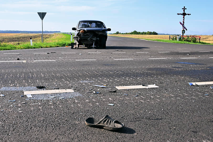 Разбитый ударом украинского дрона гражданский автомобиль на трассе между Курском и Суджей