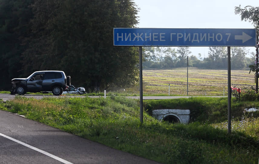 Разбитый ударом украинского дрона автомобиль у деревни Нижнее Гридино