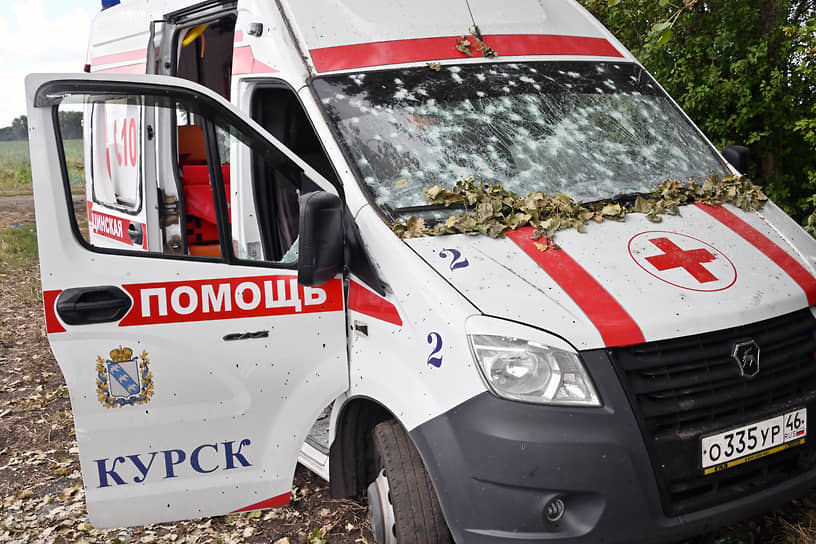 Обстрелянный автомобиль скорой медицинской помощи под городом Суджа