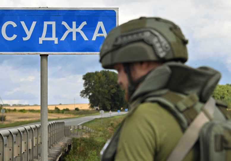 Военный корреспондент Александр Коц на трассе в Курской области у дорожного знака города Суджа