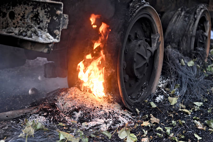 Сгоревший автомобиль под городом Суджа
