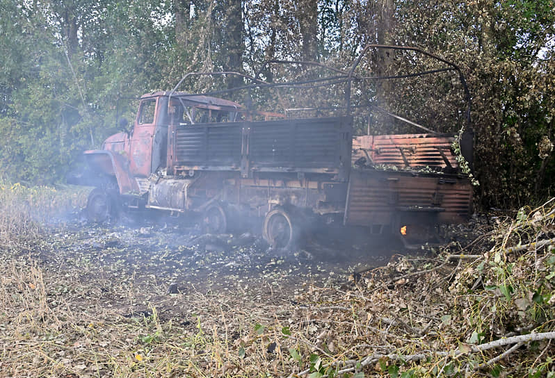 Сгоревший грузовик под городом Суджа