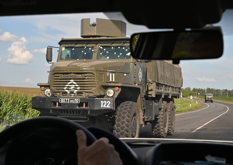 Военные грузовики едут по трассе 