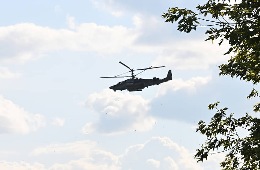 Военный вертолет Ка-52 патрулирует небо на Курской областью
