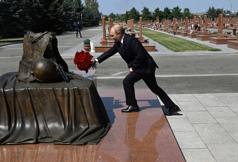 Беслан, Россия. Президент Владимир Путин возлагает цветы к памятнику бойцам спецназа подразделений «Альфа» и «Вымпел», погибшим при штурме школы № 1