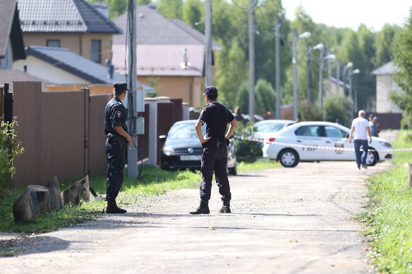 Полицейские на месте падения дронов в Чехове