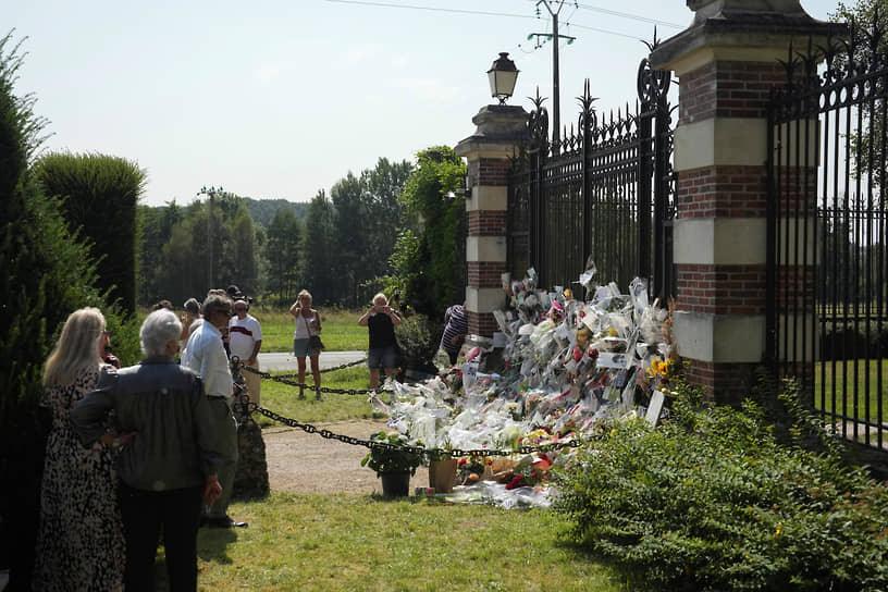 В само поместье на церемонию похорон никого, кроме родных и близких, не пустили, а вход охраняли жандармы