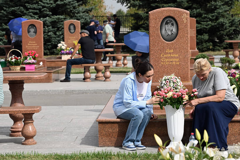 Участники траурных мероприятий в мемориальном комплексе «Город ангелов»