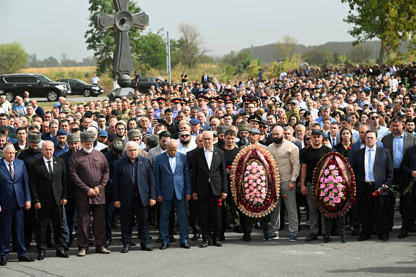 Участники траурных мероприятий на третий день вахты памяти