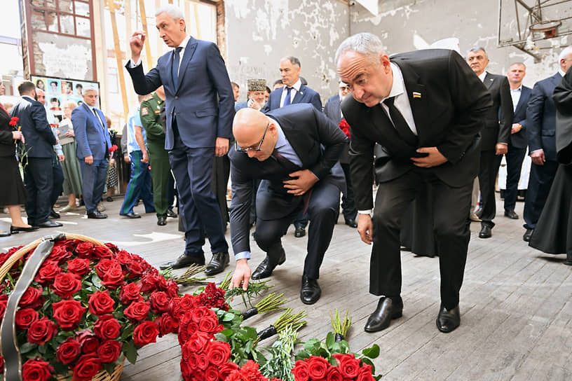 Слева направо на переднем плане: председатель правительства Северной Осетии Борис Джанаев, член комитета Госдумы РФ по экологии, природным ресурсам и охране окружающей среды Артур Таймазов и председатель парламента Северной Осетии Таймураз Тускаев