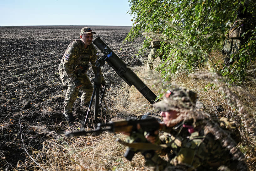 19 сентября ВС РФ взяли под контроль села Дарьино и Николаево-Дарьино в Суджанском районе Курской области, заявил командир спецназа «Ахмат» Апты Алаудинов. Минобороны в ежедневной сводке не упоминало эти населенные пункты &lt;br> На фото: работа минометного расчета спецназа «Ахмат» в Курской области