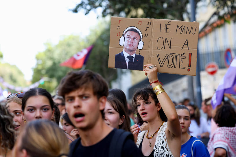 Сторонники левых партий на акции протеста в Марселе с плакатом «Эй, Маню (фамильярное обращение к президенту — «Ъ»), мы проголосовали!»